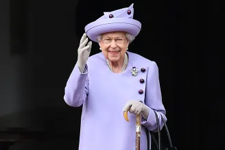 Balmoralba sietett a brit királyi család, miután II. Erzsébet királynő orvosai jelezték a bajt