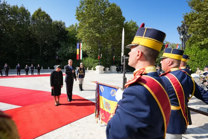 Novák Katalint katonai tiszteletadással fogadják a Cotroceni-palotában, 2022. szept. 7-én – Fotó: presidency.ro