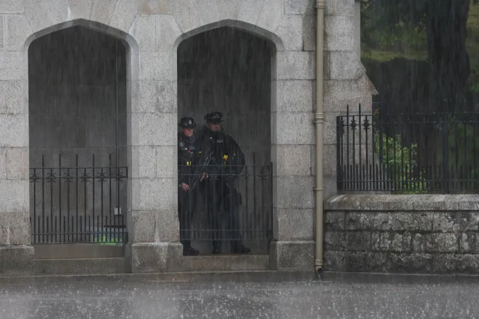 Biztonsági őrök a Balmoral-kastélynál, ahol a királynő tartózkodik – Fotó: Russell Cheyne / Reuters