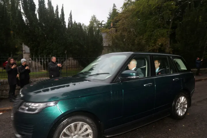 Egy Vilmos herceg által vezetett autóval megérkezik Balmoralba a kriálynő két fiatalabb gyermeke, András herceg (elől) és Eduárd wessexi gróf (hátul) – Fotó: Russell Cheyne / Reuters