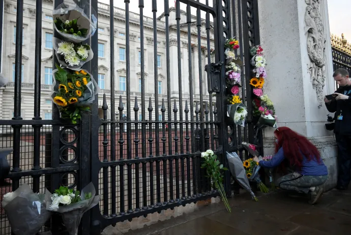 Az emberek virágokat visznek a Buckingham-palota elé – Fotó: Toby Melville / Reuters