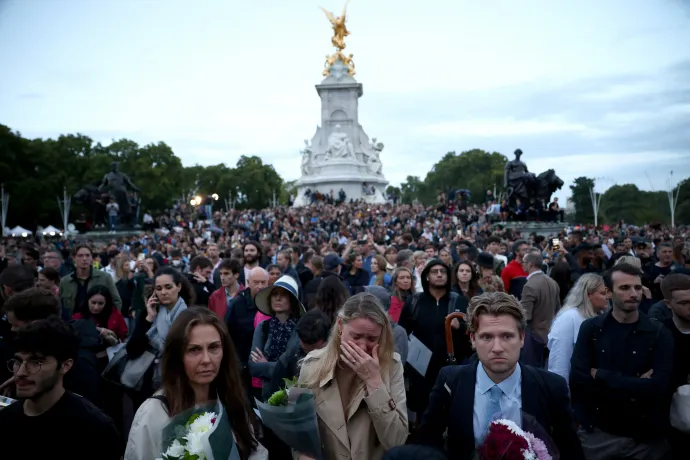 Rengetegen vannak a Buckingham-palota előtt – Fotó: Henry Nicholls / Reuters