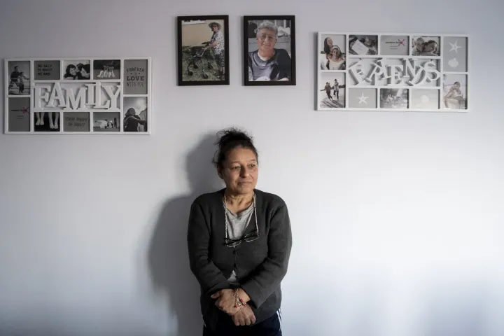 After obtaining her degree, Zsóka worked as a public clerk for many years, but with the soaring mortgage payments, she could not make ends meet – so she went abroad – Photo: János Bődey / Telex