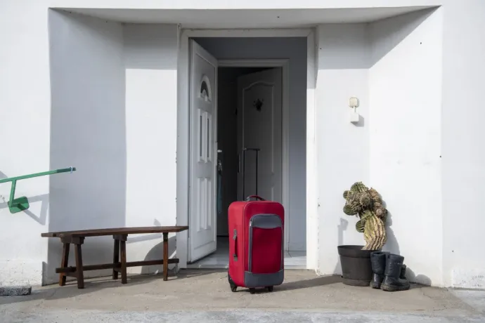 Zsóka's suitcase outside her home in Baja. Border closures due to the pandemic made travel impossible at times, restrictions made work difficult and the risk of infection made the situation for the caregivers particularly dangerous – Photo by János Bődey / Telex