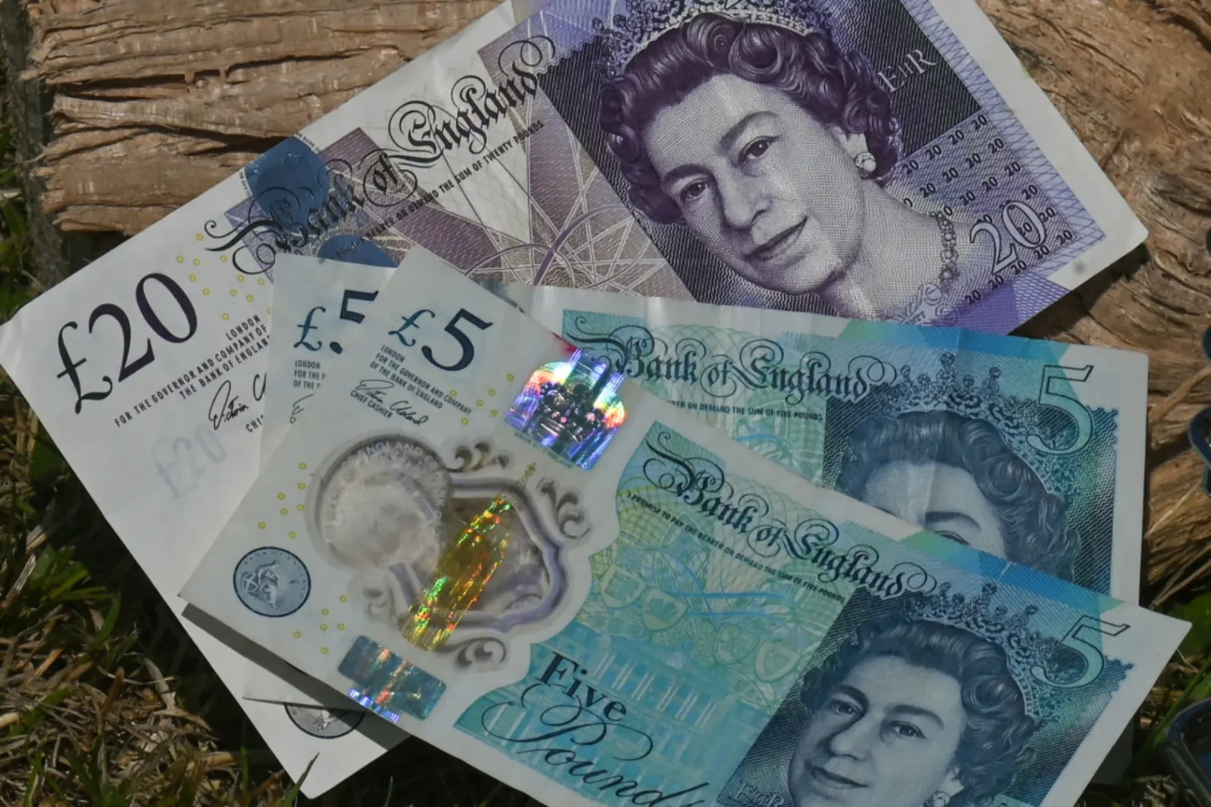 Csere vár az összes brit bankjegyre, pénzérmére, de még a himnusz szövege is változik