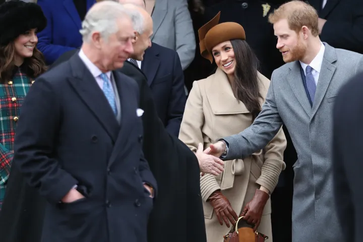 Károly herceg, Meghan Markle és Harry herceg részt vesznek a karácsonyi istentiszteleten a Szent Mária Magdolna-templomban 2017. december 25-én az angliai King's Lynnben – Fotó: Chris Jackson / Getty Images