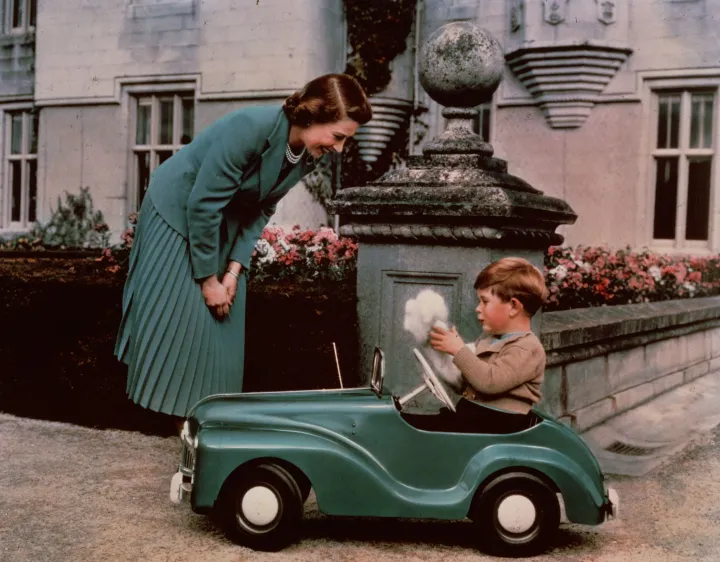 Erzsébet hercegnő nézi fiát, Károly herceget a Balmorali kastélyban 1952-ben – Fotó: Lisa Sheridan / Studio Lisa / Hulton Archive / Getty Images