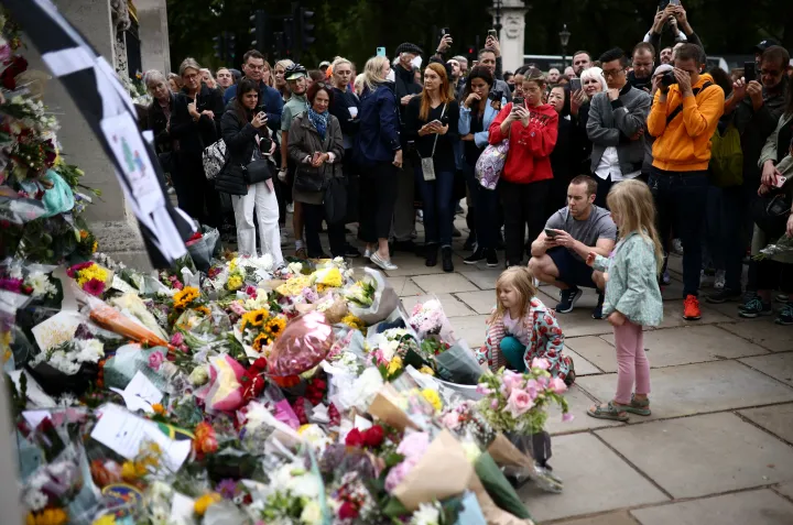 Gyászoló tömeg a Buckingham-palota kerítésénél péntek reggel – Fotó: Henry Nicholls / Reuters