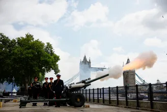 96 ágyúlövéssel emlékeztek meg II. Erzsébetről szerte az Egyesült Királyságban