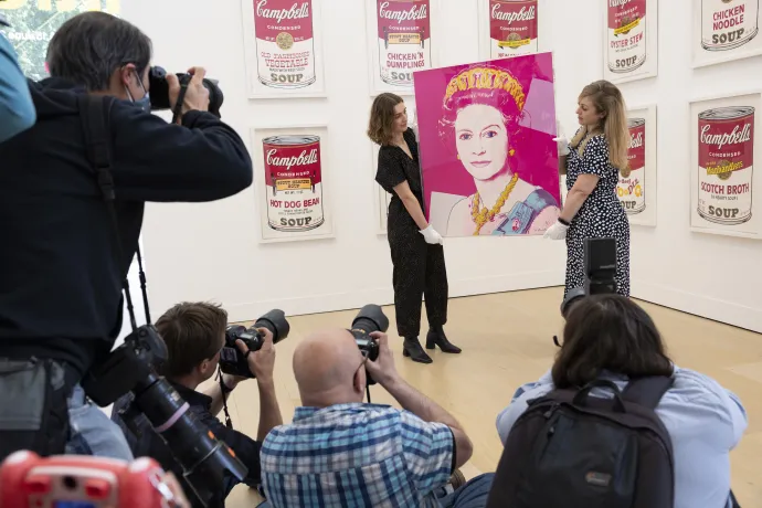 A Phillips aukciós házban II. Erzsébet platinajubileumára időzítették Andy Warhol brit uralkodóról készül képének árverését, amely az 1985-ös Reigning Queens-sorozat egyik darabja – Fotó: Dan Kitwood / Getty Images