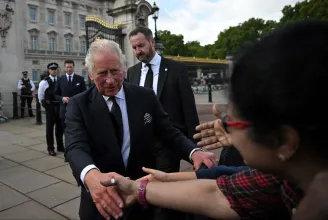 III. Károly a Buckingham-palota előtt fogott kezet a gyászoló emberekkel