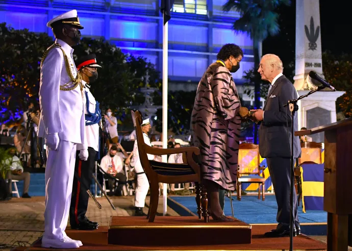Károly walesi herceg kitüntetést vesz át Sandra Mason elnöktől Barbados köztársasággá nyilvánításának és az elnök beiktatásának ünnepségén Bridgetownban 2021. november 30-án – Fotó: Randy Brooks / AFP