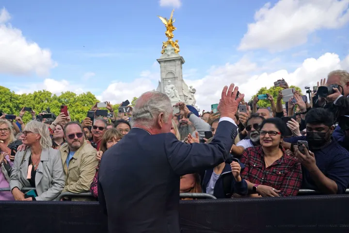III. Károly köszönti az alattvalóit a Buckingham-palota előtt a királynő halála után, 2022. szeptember 8-án – Fotó: Yui Mok / WPA / Getty Images