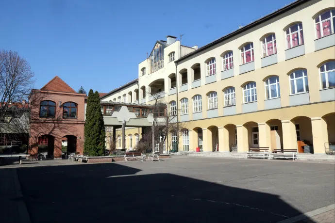 Élőlánccal állnak ki a miskolci Herman Ottó Gimnázium tanárai a felmentett igazgatóhelyettes mellett