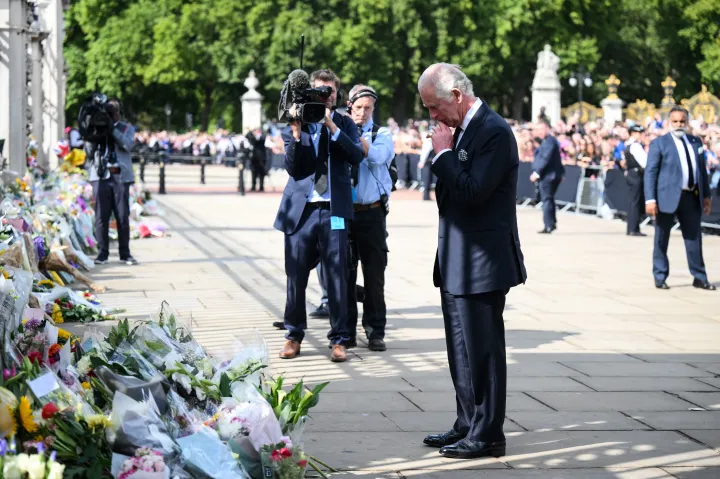 III. Károly a Buckingham-palota előtt – Fotó: Daniel Leal / AFP