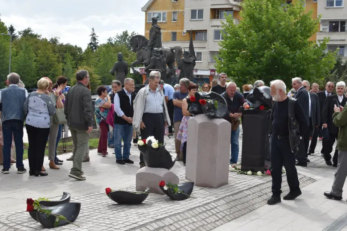 Andezit virágszirmok jelölik ezután azt a helyet, ahol 1984-ben a sepsiszentgyörgyi Vaszi Jánoskával felrobbant a pokolgép