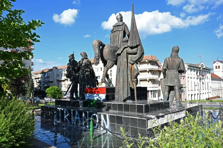 A sepsiszentgyörgyi Mihai Viteazul-szoborcsoport, amelyet 2021-ben ismeretlen tettesek megrongáltak – Fotó: Kátai Edit / MTI