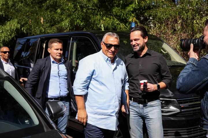 A vidám Orbán Viktor a vidám Havasi Bertalan, illetve néhány marcona alak társaságában – Fotó: Huszti István