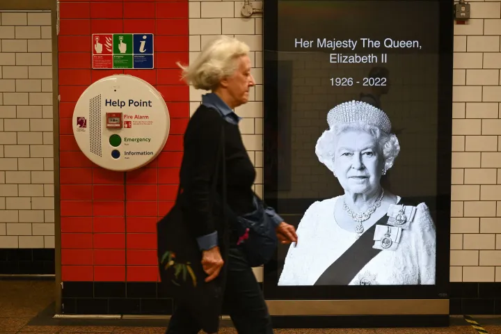 II. Erzsébetre emlékező plakát a londoni metróban 2022. szeptember 10-én – Fotó: Sebastien Bozon / AFP
