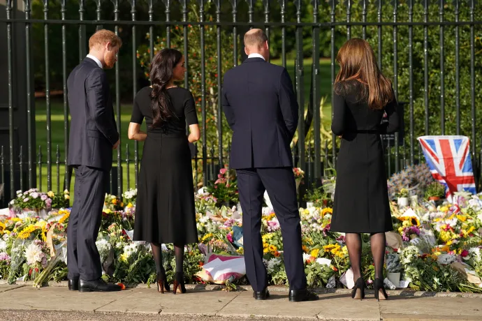 Vilmos trónörökös és felesége, Katalin hercegné (jobbra), Harry herceg és Meghan Markle a Windsorban II. Erzsébet emlékére elhelyezett virágoknál 2022. szeptember 10-én – Fotó: Kirsty O'Connor / Pool / AFP