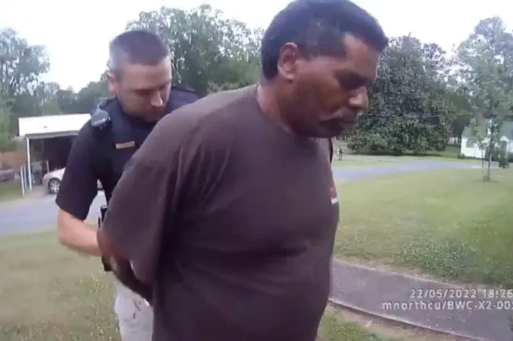 Letartóztattak egy afroamerikai lelkészt, mert meglocsolta a szomszédja virágait