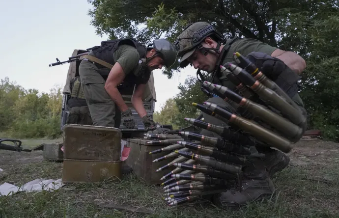 Orosz állásokat készülnek lőni ukrán tüzérek a keleti fronton, Harkiv közelében 2022 augusztusában – Fotó: Andrij Marienko/MTI/AP