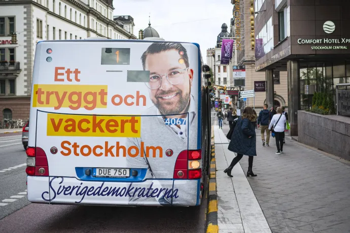 Jimmie Åkesson, a Svéd Demokraták párt vezetőjének kampányplakátja egy buszon Stockholmban 2022. szeptember 8-án – Fotó: Jonathan Nackstran / AFP
