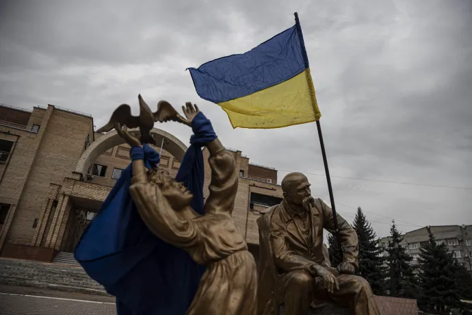 Helyiek ukrán zászlókat tűztek ki szobrokra a vasárnap felszabadított, harkivi Balaklijába – Fotó: Metin Aktas / Anadolu Agency / AFP