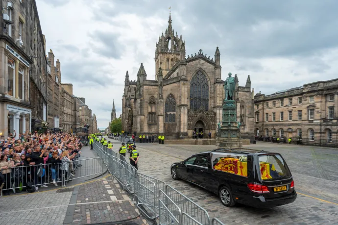 Megérkezett a II. Erzsébet koporsóját szállító menet Edinburghba