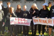 Élőlánccal vették körbe az igazgatóhelyettes felmentése miatt tiltakozók a miskolci Herman gimnáziumot