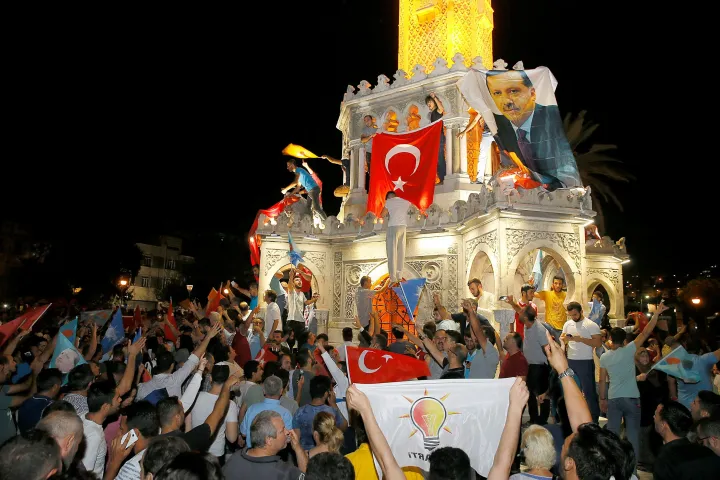 A katonai puccskísérlet utáni tüntetés Erdoğan mellett a törökországi İzmirben, 2016. július 16-án – Fotó: Evren Atalay / Anadolu Agency