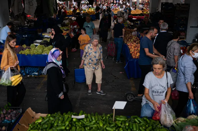Vásárlók egy isztambuli piacon, 2022. szeptember 2-án. A TÜIK állami statisztikai hivatal közölte, hogy a fogyasztói árak augusztusban 80,2 százalékkal emelkedtek az egy évvel korábbihoz képest – Fotó: Yasin Akgul / AFP 