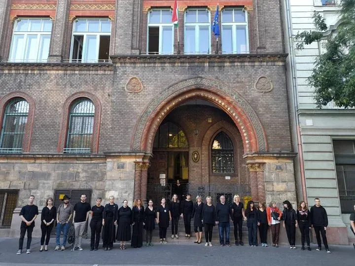 A Jelky András Iparművészeti Szakgimnázium tanárai is szolidarítottak hétfőn – Fotó: Facebook