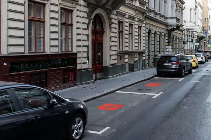 Terézvárosban felfestik, hová parkolhatnak csak a helyiek