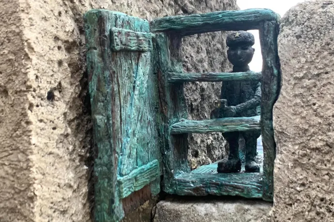 „Már a spejzban vannak az oroszok” – újabb miniszobrot tett ki Budapesten Kolodko Mihály