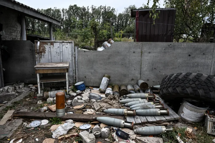 Elhagyott lőszerek egy faluban, a kelet-ukrajnai Harkiv régióban található Izjum külterületén 2022. szeptember 11-én – Fotó: Juan Barreto / AFP 