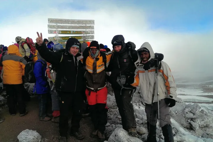 Nem egészen olyan a Kilimandzsáró tetején állni, mint amire számítanál
