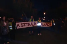 „Villámcsődület a szegedi oktatásért” – szolidaritási akciót szerveztek tanárok Szegeden