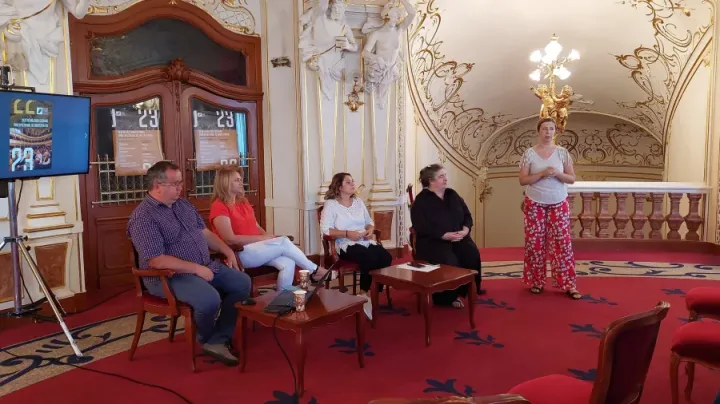 Évadeleji sajtótájékoztató Nagyváradon. Czvikker Katalin igazgató balról a második – Fotó: Szigligeti Színház Facebook-oldala