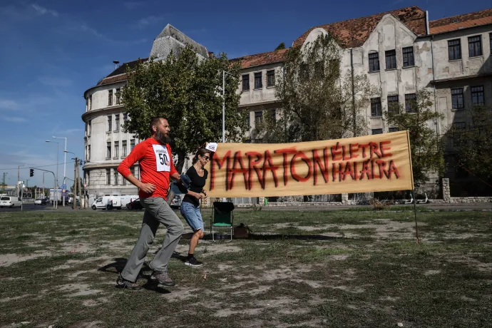 Miért szaladgál ez a piros figura? Egy tanár addig fut az oktatás ügyéért, amíg az erejéből telik