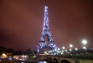 Az energiaválság miatt egy órával hamarabb borulna sötétbe az Eiffel-torony