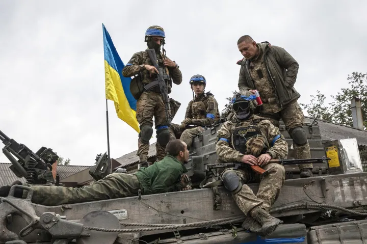 Ukrán katonák és egy orosz hadifogoly egy lövészpáncélos
tetején Izjum környékén Fotó: Laurent Van der Stockt / Le Monde via Getty Images 
