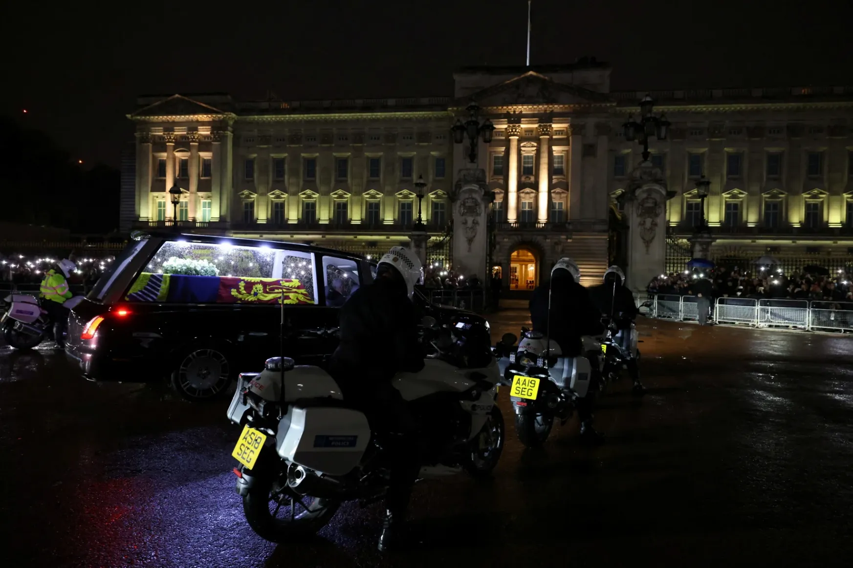 Néma csendben figyelte a londoni tömeg, ahogy II. Erzsébet koporsója megérkezett a Buckingham-palotába