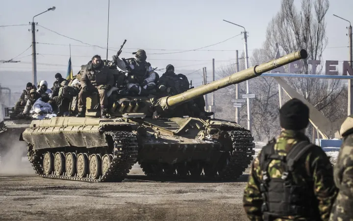 Ukrán csapatok visszavonulnak a kelet-ukrajnai Debalceve városából 2015. február 18-án, ahol a tűzszüneti megállapodás ellenére folytatódtak az összecsapások – Fotó: Viktor Koszkin / Anadolu Agency / AFP