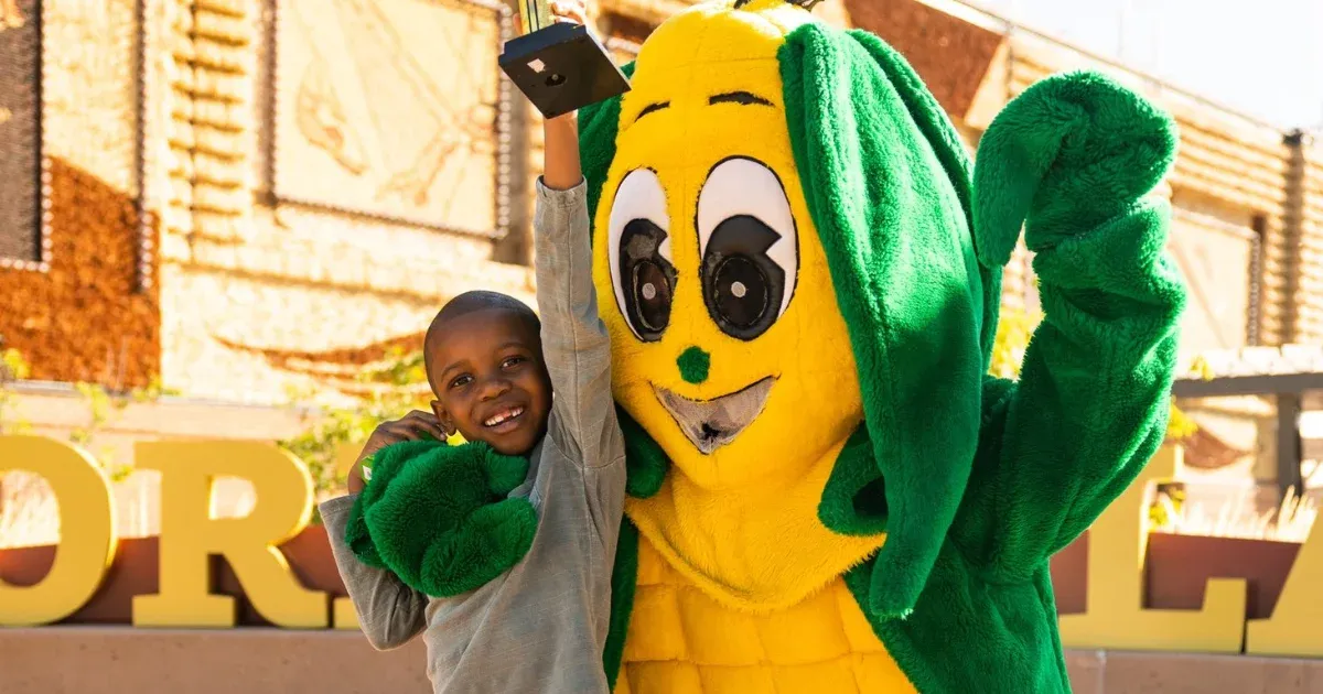 Tariq, de siete años, que es simplemente un fiel fanático del maíz, se ha ganado el corazón de millones