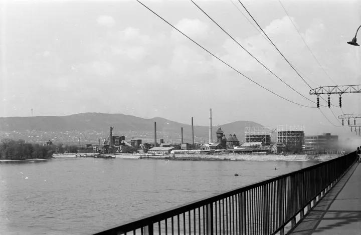 Az Óbudai Gázgyár az Újpesti vasúti hídról nézve – Fotó: Otruba Ferenc és Zoltán / Fortepan