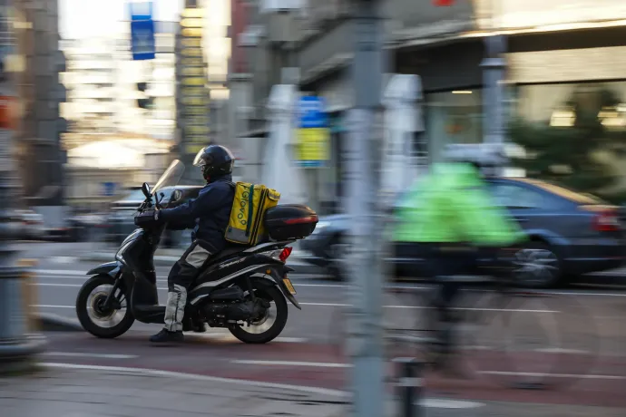 Jogi diplomával Glovo-futár? Az EU-ban nálunk a legmagasabb azok aránya, akik a képzettségükhöz képest más területen dolgoznak