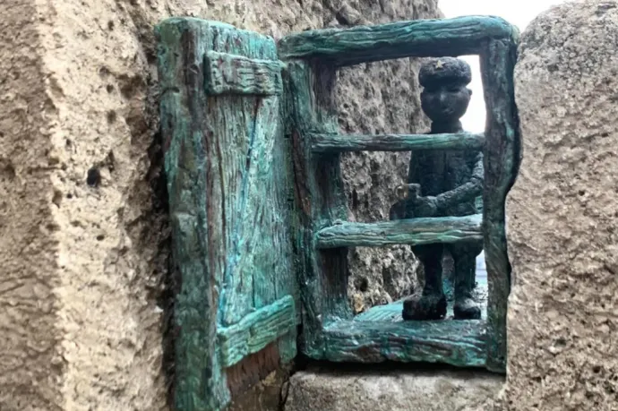 "The Russians are in the pantry" – the new mini statue of sculptor Mihály Kolodkó installed in the capital