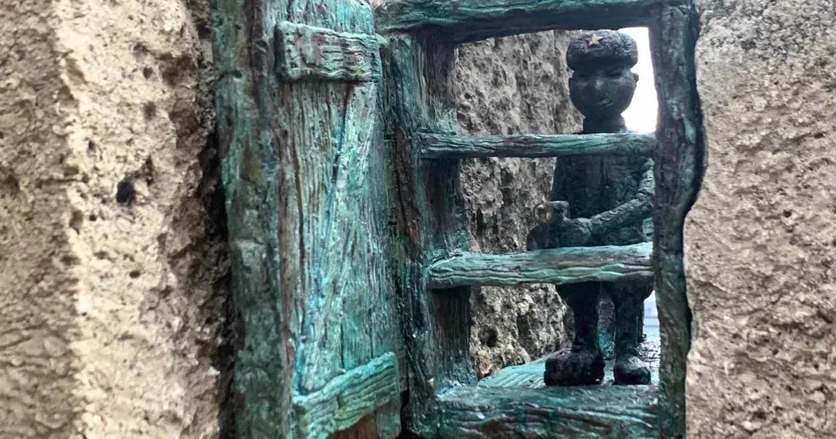 Telex "The Russians are in the pantry" the new mini statue of