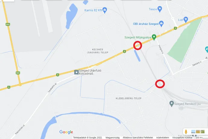 Szeged déli részén van a város két legforgalmasabb vasút–közút kereszteződése – piros körrel jelölve – Forrás: Google Maps